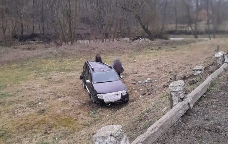 Un șofer s-a răsturnat pe malul râului Ampoi, de pe DN74, la Presaca Ampoiului
