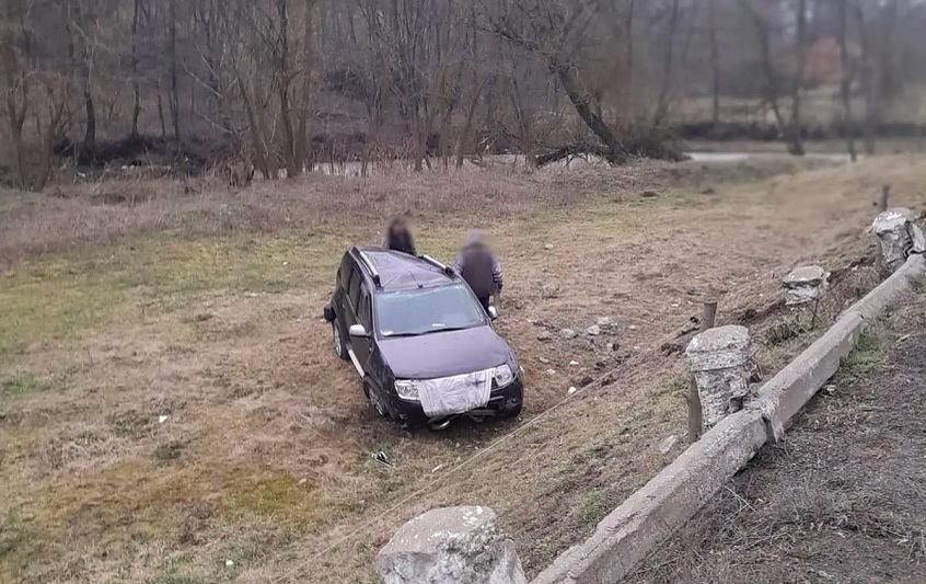 Un șofer s-a răsturnat pe malul râului Ampoi, de pe DN74, la Presaca Ampoiului