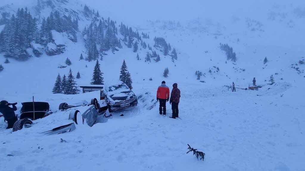 Peste 60 de oameni sunt blocați la o cabană lovită de o avalanșă uriașă, pe Transfăgărășan