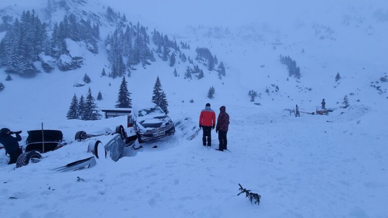 Peste 60 de oameni sunt blocați la o cabană lovită de o avalanșă uriașă, pe Transfăgărășan