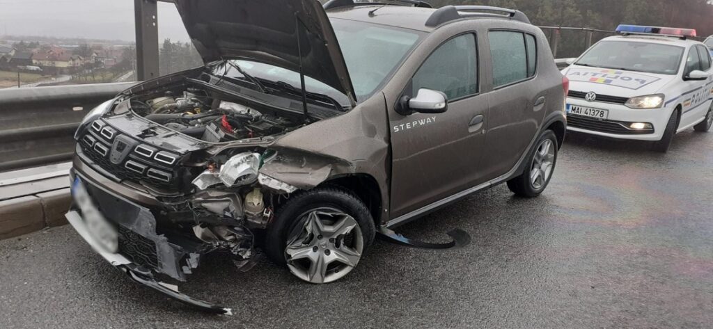 Accident pe Autostrada Transilvania, aproape de Gilău: Un microbuz și o mașină au fost avariate!