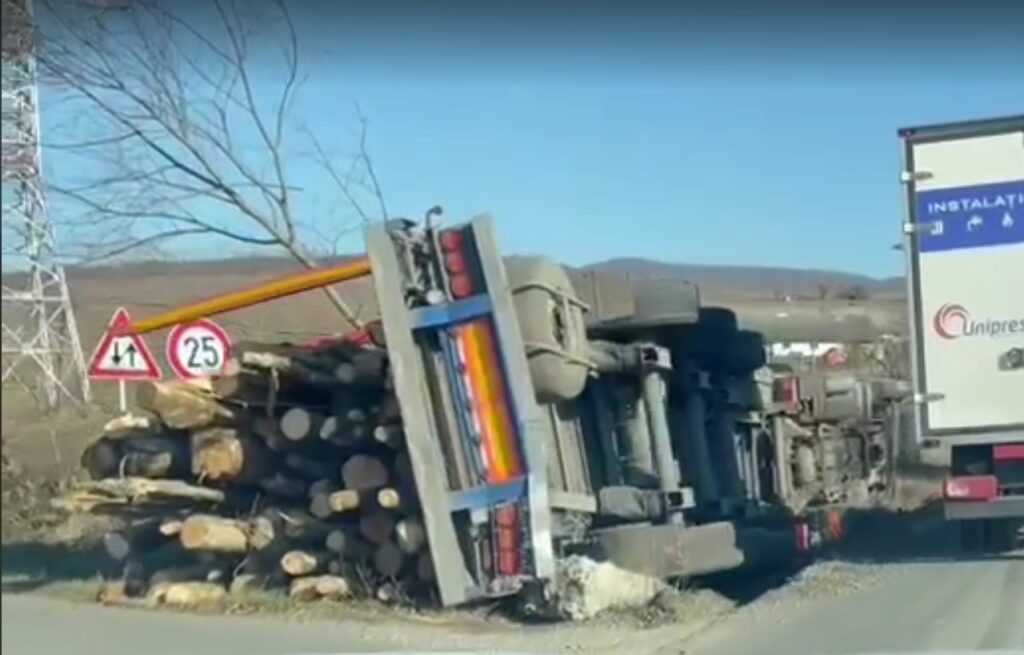 TIR cu lemne s-a răsturnat pe Autostrada 10 Turda – Sebeș, în Stejeriș