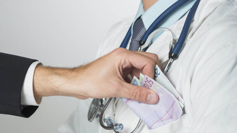 Ministrul Sănătății, enervat de medicii care iau mită, dă un sfat pacienților: „Recunoştinţa poate fi exprimată prin flori sau bomboane”