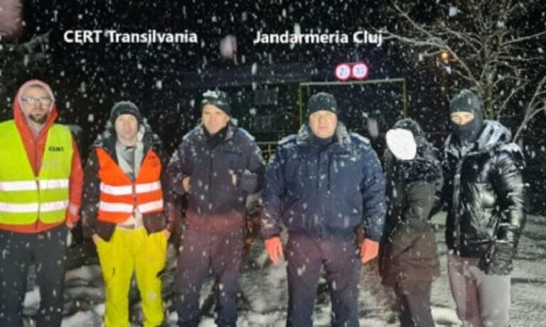 Doi turiști blocați cu ATV-ul în zăpadă, pe un drum forestier din Someşu Cald, au fost salvați de jandarmi și voluntarii de la CERT Transilvania