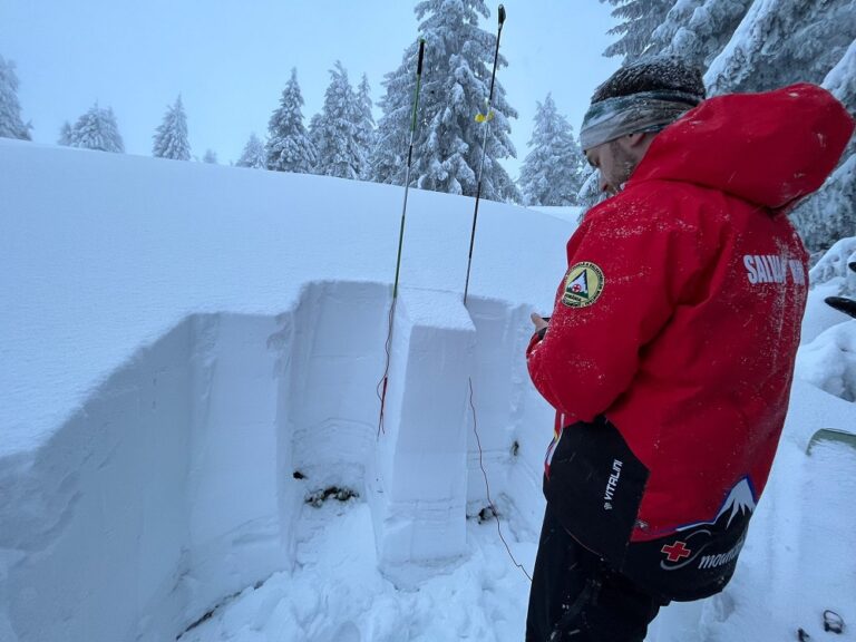 Salvamontiștii din Apuseni: Prea des, oameni care urcă pe munte iarna și nu au experiență în cazul unei avalanșe, ignoră și previziunile nivometeorologice