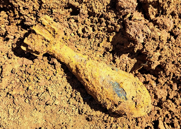 O bombă de artilerie a fost descoperită de un cetățean pe propriul teren, situat în Cihei