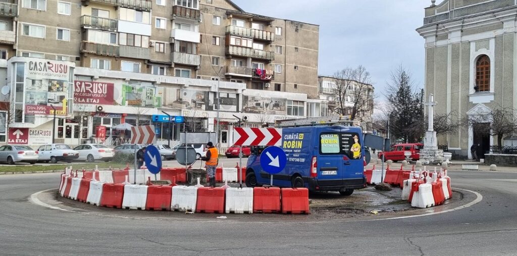 Un beiușean a curățat un sens giratoriu pe timpul lui și banii lui: Ce nu poate face administrația, face cetățeanul!