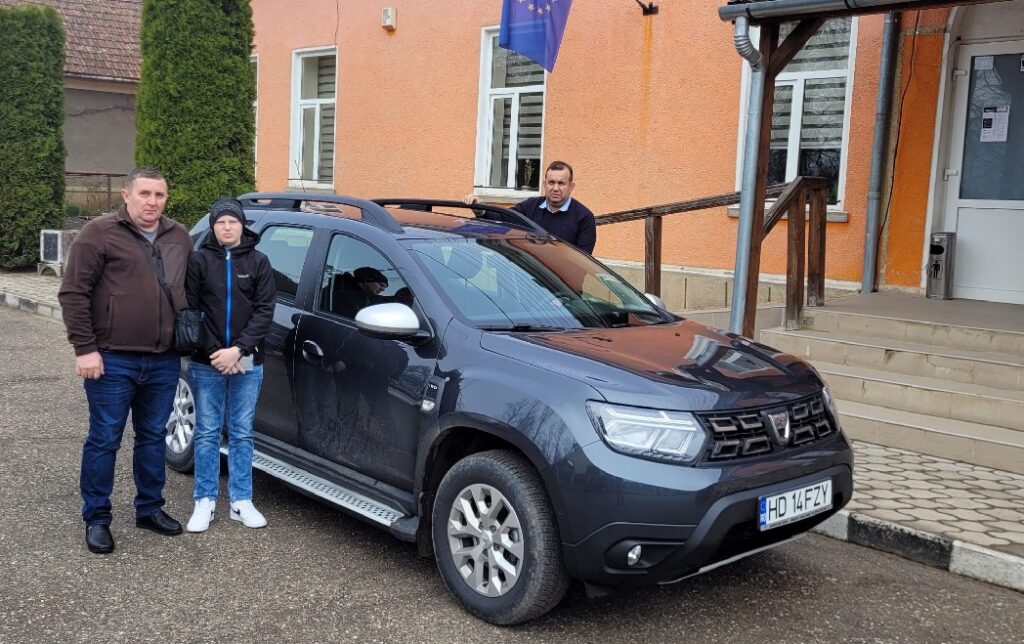 Zărădenii inimoși din Vața de Jos au ajutat un tânăr să plece să se opereze în Franța