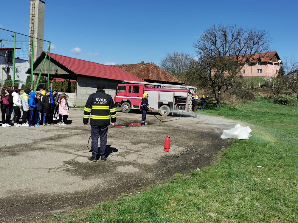 Elevii de la Școala Gimnazială din Vața de Jos s-au bucurat de o demonstrație tehnică a pompierilor