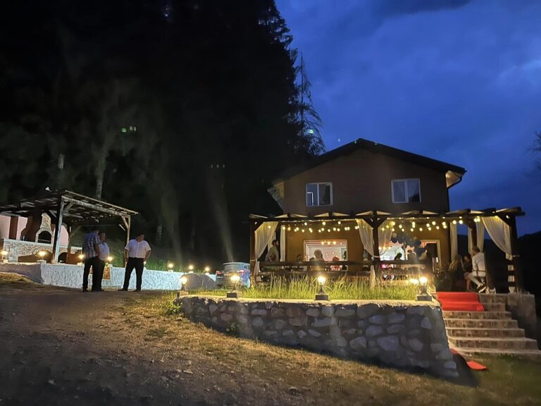 (FOTO) Cabană liberă în vacanța de Paște în Apuseni: Aer curat, păduri bogate, drumeții de vis