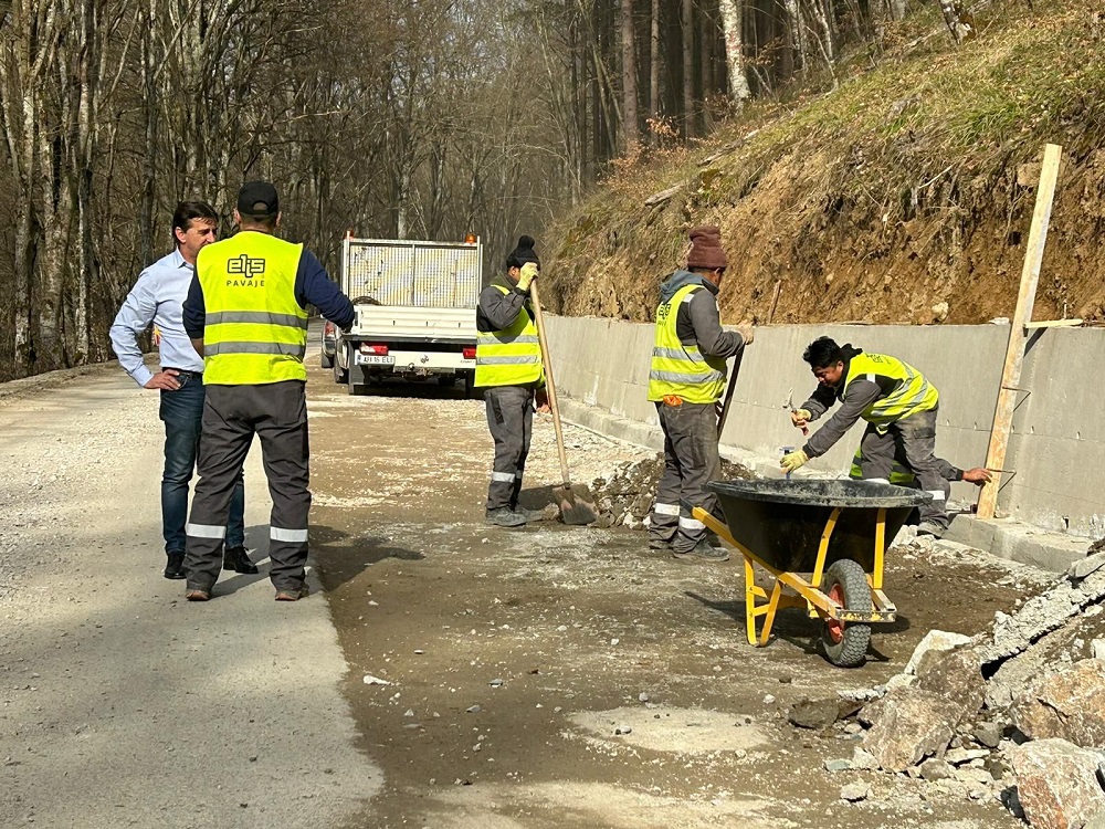 Hațegan: Lucrările sunt în grafic pe lotul 1 al DJ 107 I – Transalpina de Apuseni! Se lucrează intens la terasamente, rigole și poduri.