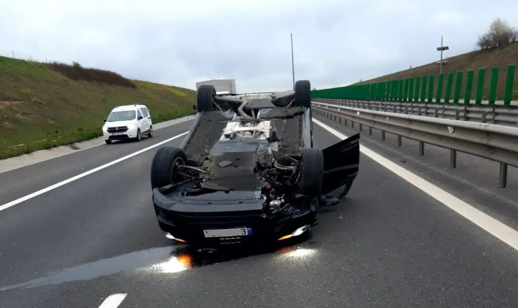 O mașină s-a răsturnat pe autostrada A1 Sebeș-Deva, în zona Romos