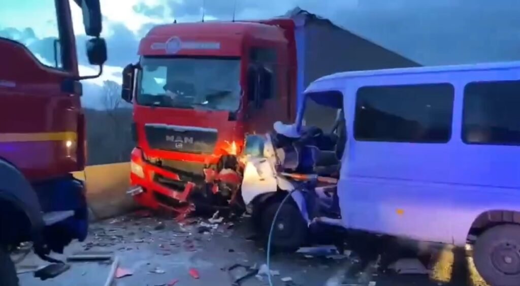 (VIDEO) Accident grav pe DN1E60 Cluj – Oradea: Doi oameni au MURIT și cinci sunt răniți!