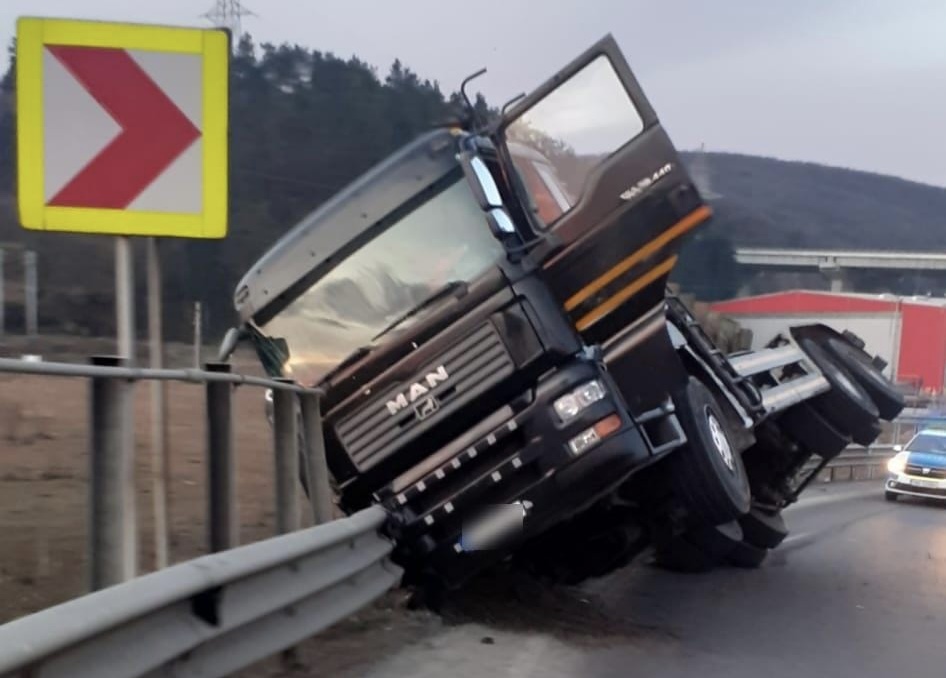 Un autocamion s-a răsturnat pe A3, în apropiere de Gilău