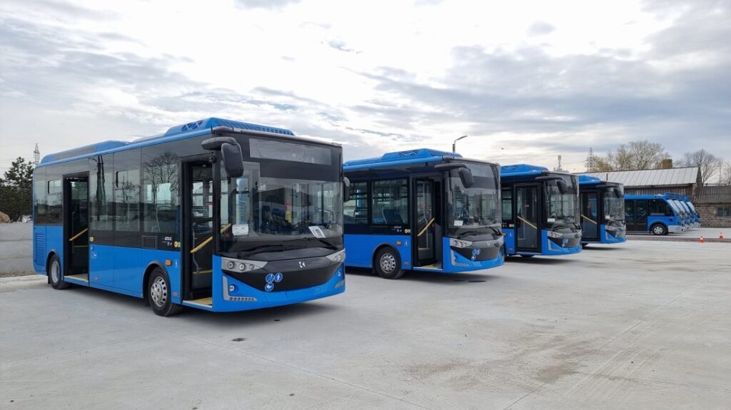 Încă 4 microbuze electrice și 4 autobuze electrice cumpărate pe bani europeni au ajuns la Deva! Oancea: Avem 26 de vehicule ecologice care vor circula în municipiul Deva și localitățile componente!
