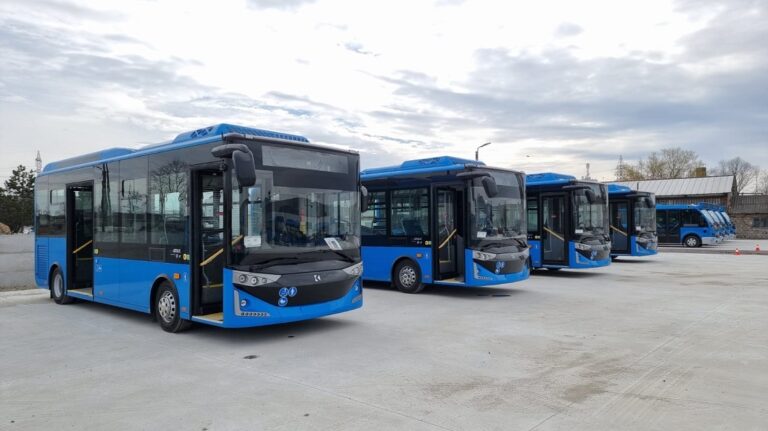 Încă 4 microbuze electrice și 4 autobuze electrice cumpărate pe bani europeni au ajuns la Deva! Oancea: Avem 26 de vehicule ecologice care vor circula în municipiul Deva și localitățile componente!