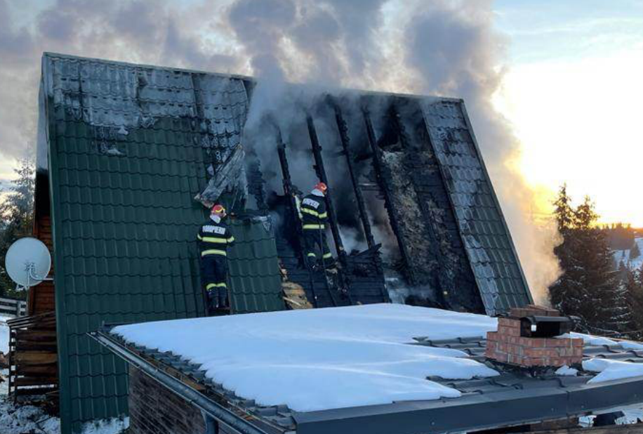 Incendiu în Mărișel: Pompierii au intervenit la o cabană din lemn!