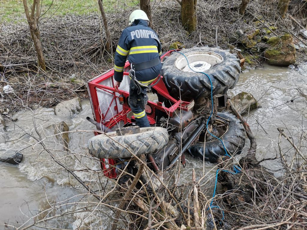 Deces crâncen: Un bărbat a murit la Muntele Bocului, dupa ce tractorul s-a răsturnat peste el!