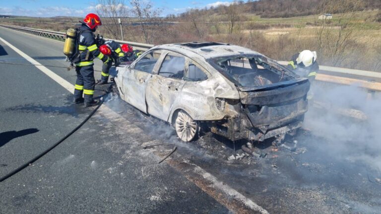 (FOTO) O mașină a luat foc pe autostrada A1 Sibiu – Deva: Pasagerii au scăpat!
