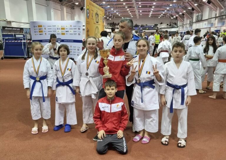 Sportivii de la Club Karate Brad au participat la Campionatul Național şi au câștigat 20 de medalii!