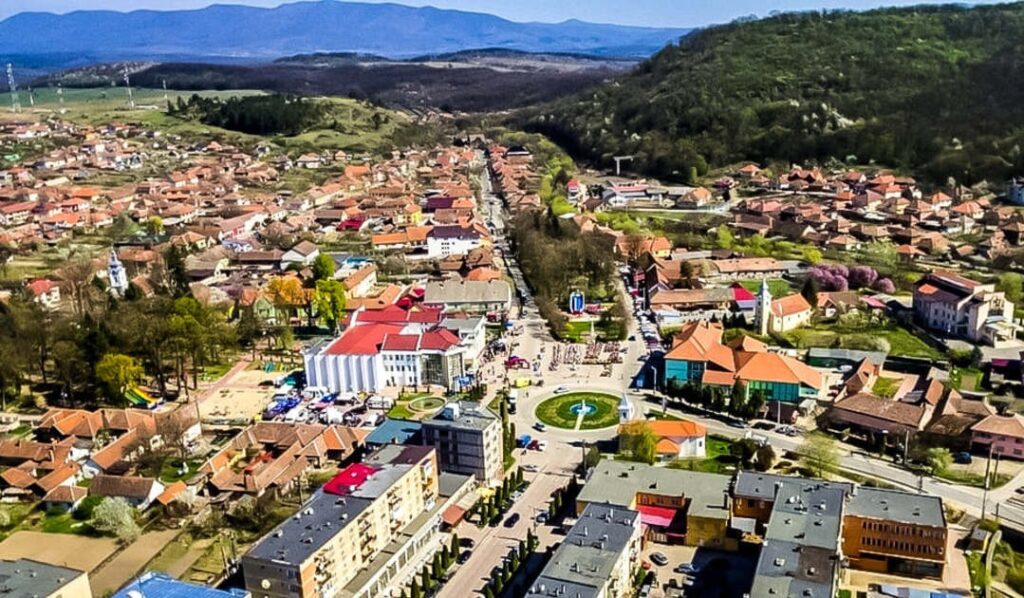 Minunea din Crișana: Oraşul Sebiş a ajuns la şomaj zero şi are disponibile sute de locuri de muncă