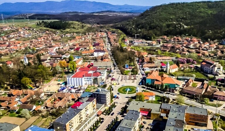 Minunea din Crișana: Oraşul Sebiş a ajuns la şomaj zero şi are disponibile sute de locuri de muncă