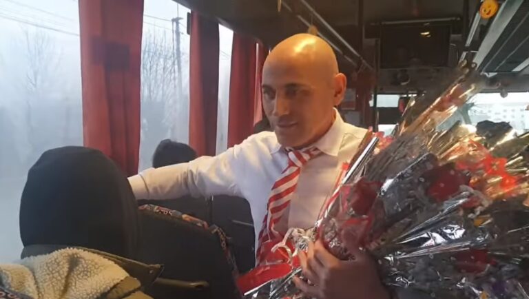 Un șofer de autobuz le-a dat la toate doamnele flori și le-a urat „La mulți ani!” de Ziua Femeii – Ziarul Unirea