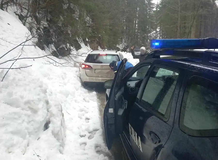 Jandarmii din Arieșeni au scos din zăpadă o mașină în care se aflau trei persoane și un copil  de 6 ani