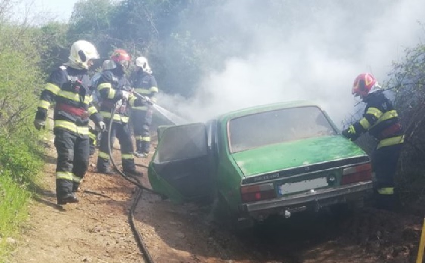 Pompierii bihoreni au stins două incendii în Tinca și Diosig, produse la o locuință și la două incendii la autoturisme