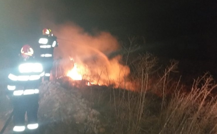 Inconștiența unor bihoreni a provocat patru incendii de vegetație uscată în Damiș, Seghiște, Oradea și Voivozi