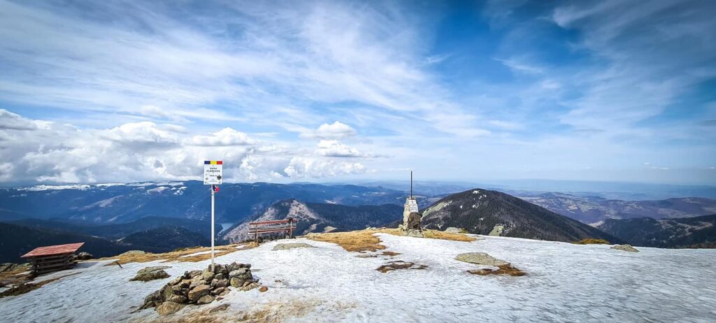 Iarnă în toată regula, în aprilie, pe Vlădeasa: Stratul de zăpadă este numai bun de schiat