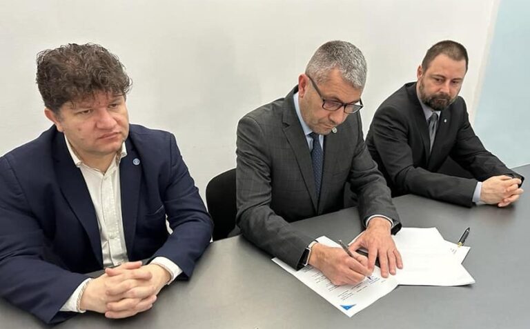 La sediul Prefecturii Hunedoara s-a semnat parteneriatul de colaborare privind educația juridică și educația economică și financiară în școlile din Hunedoara