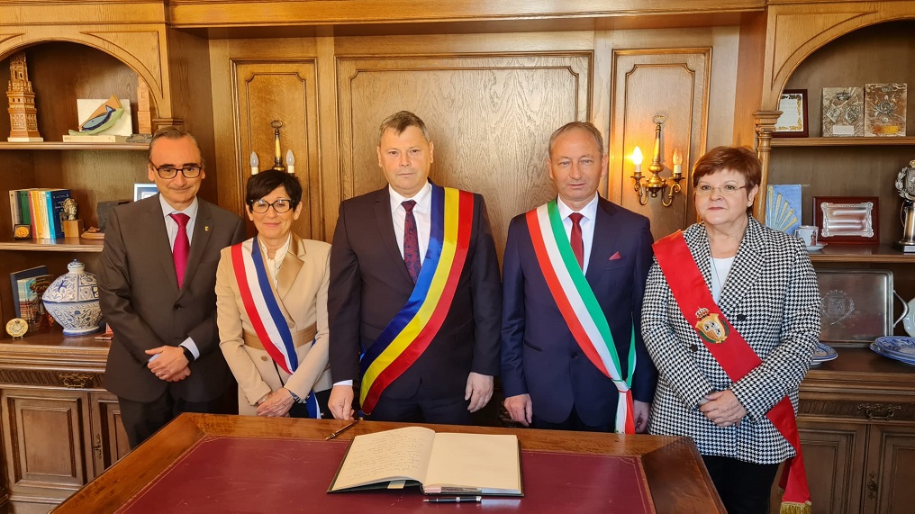 Municipiul Brad s-a înfrățit cu orașele Caspe din Spania, Gaillac din Franța și Santa Maria a Vico din Italia
