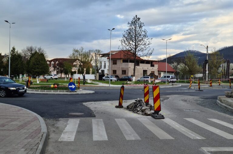 Matei: Saruman al Bradului, secondat de Shrek, a dat poruncă orcilor și exclusiv din banii pământenilor de mijloc a mai comandat încă 7 semafoare și încă un giratoriu