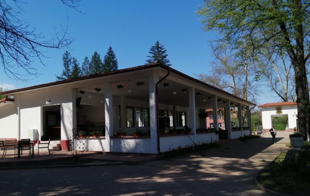Complexul Vața Băi prinde viață: S-a deschis cafeneaua din incinta stațiunii perlă a Zarandului