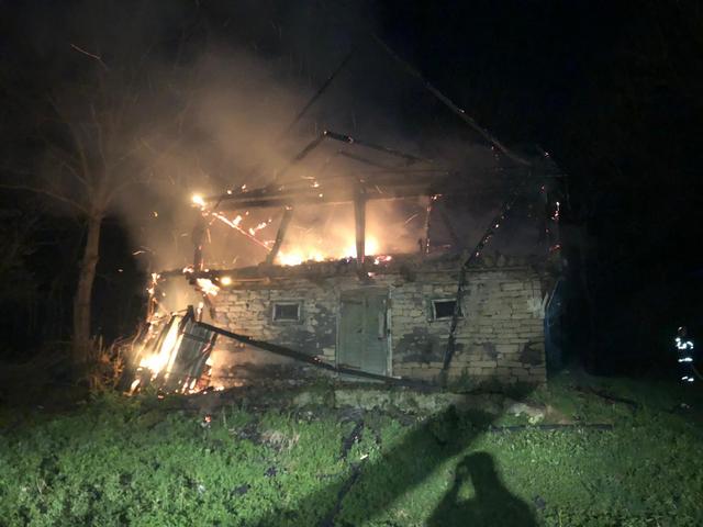 Pompierii au intervenit trei ore să stingă un incendiu la o șură din Inucu, comuna Aghireșu