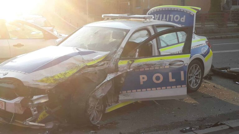Un BMW modern din noua flotă a Poliției Române a fost distrus în urma unui accident produs la Cluj