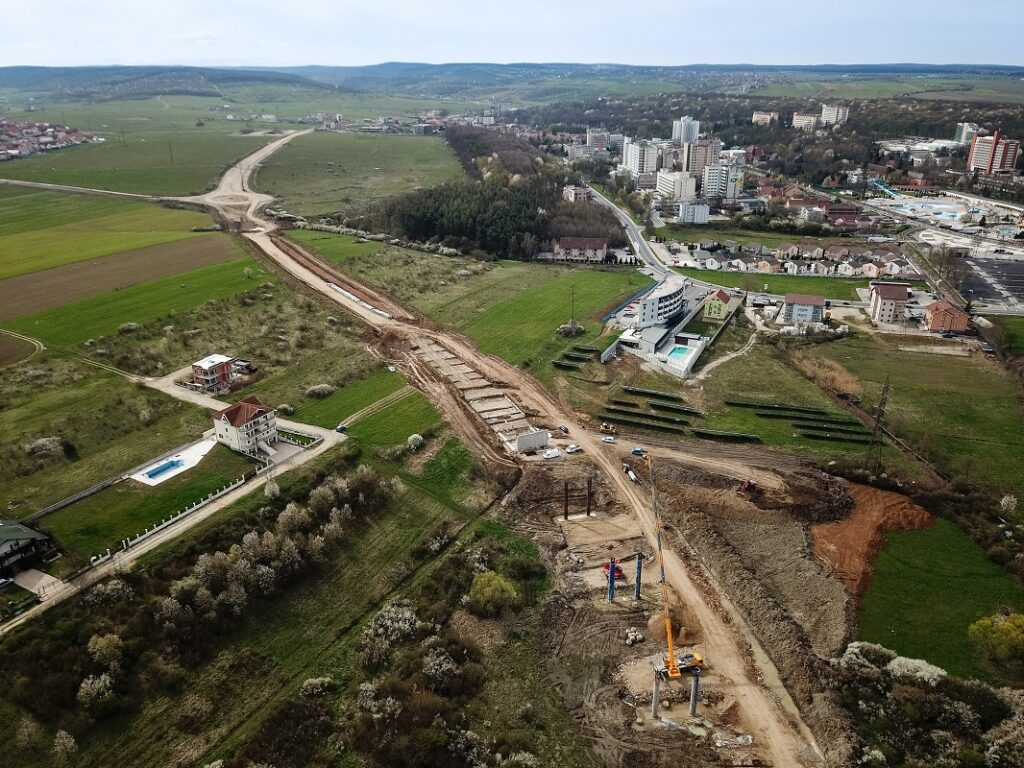 Stadiul lucrărilor la Centura Sânmartin: Constructorii își propun ca în luna august să toarne primul strat de asfalt