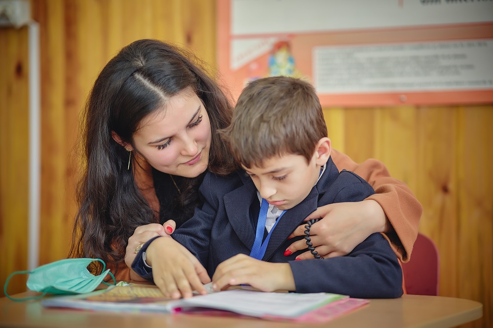 50 din copii din Băișoara pot primi o masa caldă și ajutor la lecții, prin programul „Pâine și Mâine” al World Vision România