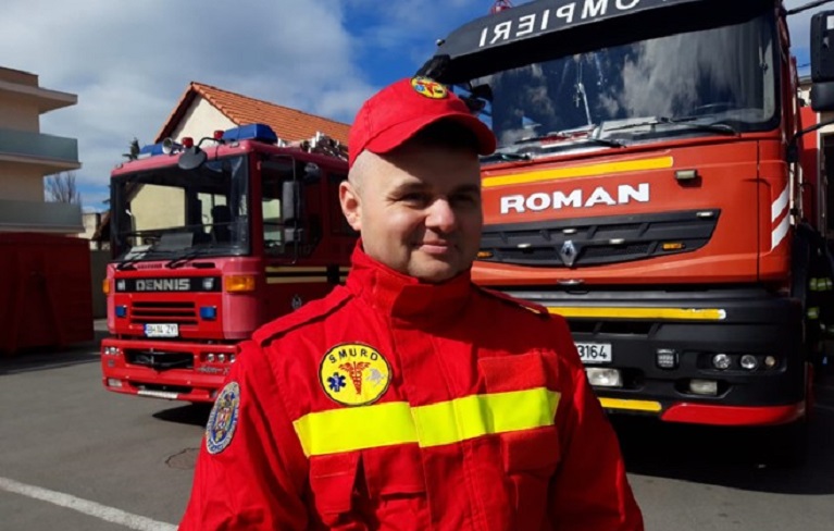 Salvator-erou în timpul liber: Un pompier a salvat un pieton rănit într-un accident rutier! Și-a luat rapid trusa de prim ajutor și a ajuns lângă bărbatul accidentat!