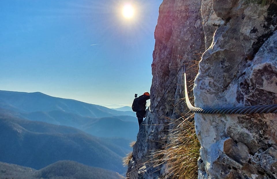 Via Ferrata din Pietrele Negre – Vârtop, Bihor, un traseu spectaculos din Parcul Natural Apuseni