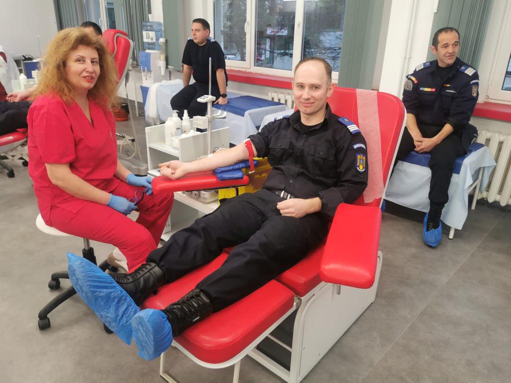 Jandarmii și-au donat din sânge pentru cei aflați într-o situație medicală dificilă