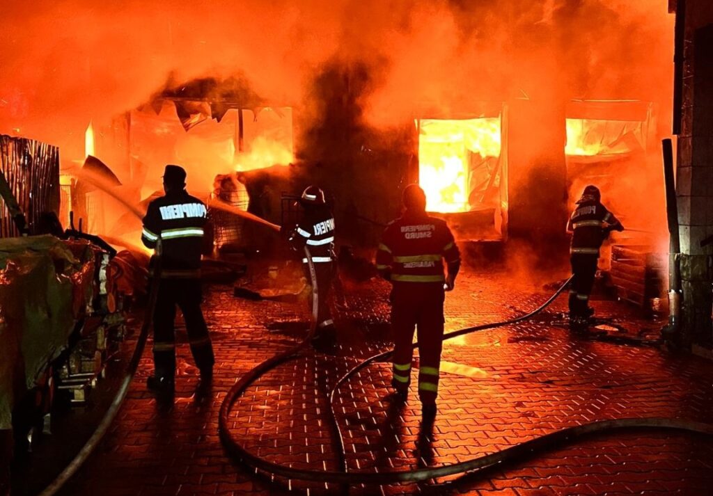(VIDEO) Incendiu URIAȘ la Câmpeni: Au ars o brutărie, un magazin și două garaje!