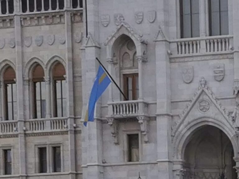 „Steagul” Ținutului Secuiesc arborat la intrare în Parlamentul Ungariei. Cel al UE lipsește!