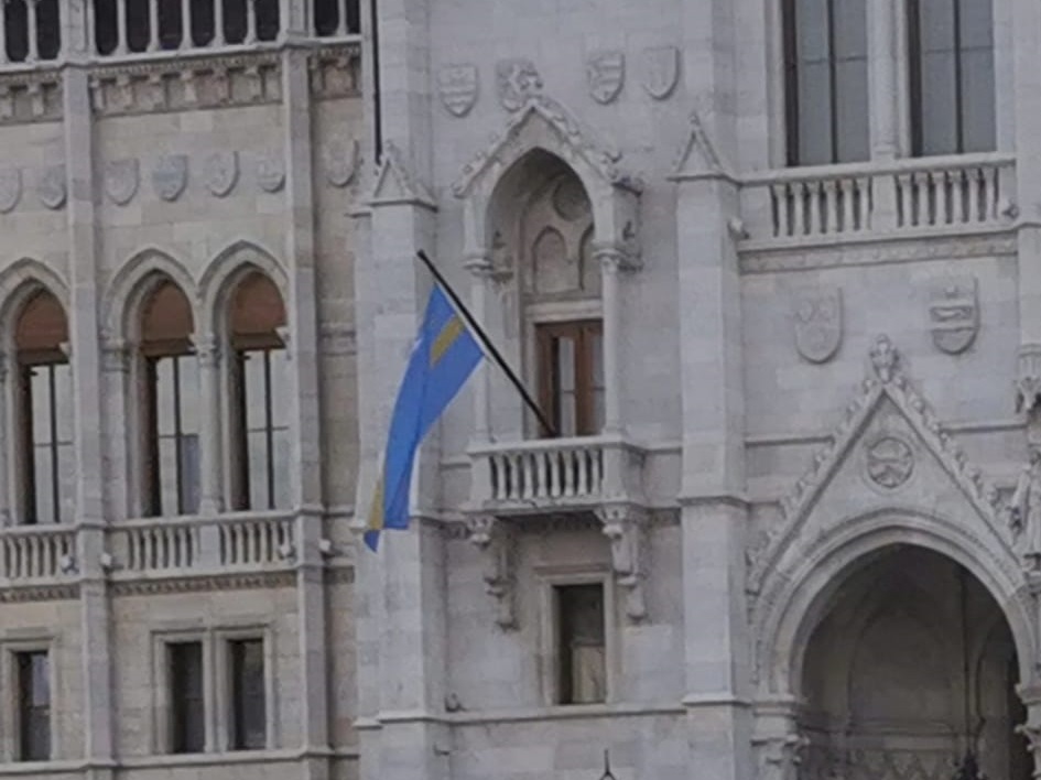 „Steagul” Ținutului Secuiesc arborat la intrare în Parlamentul Ungariei. Cel al UE lipsește!