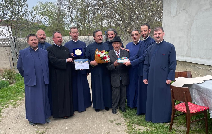 Veteranul Ioan Cerghedean din Galda de Jos a fost vizitat și distins de preoții militari