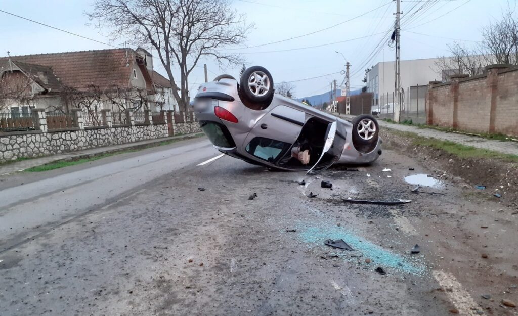 A scăpat cu viață: Un șofer de 20 de ani s-a răsturnat cu mașina în comuna Mihai Viteazu