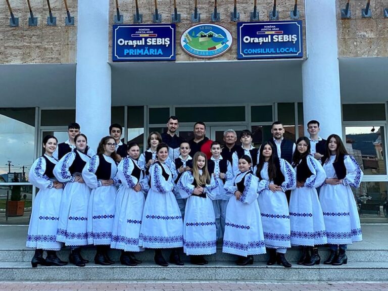 Au sosit primele perechi de costume populare ale ansamblului de dansuri „Țara Zărandului”