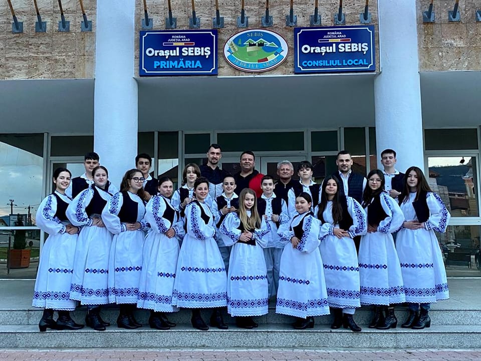 Au sosit primele perechi de costume populare ale ansamblului de dansuri „Țara Zărandului”