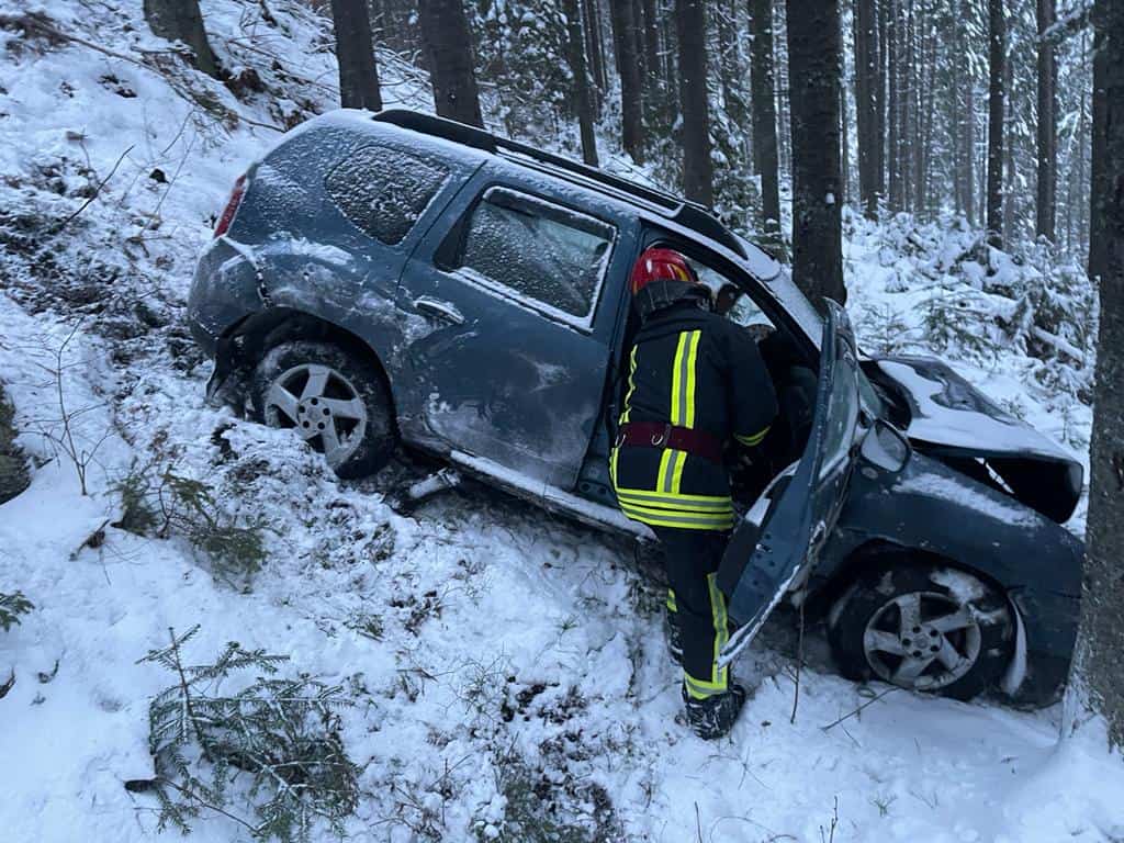 (FOTO) O mașină a „zburat” între brazii înalți dintre Beliș și Mărișel: Trei bărbați au fost răniți în accident!